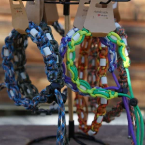 Coleiras para cães com os Microorganismos Eficazes num expositor de produtos