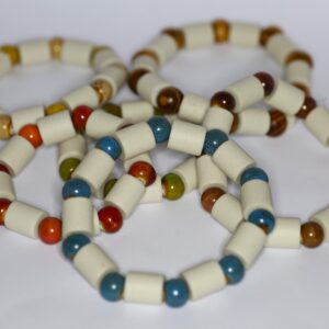 Uma seleção de Pulseira Cerâmica com Microorganismos Eficazes